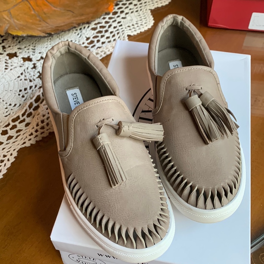 Steve Madden- Grey Tassel Casuals!